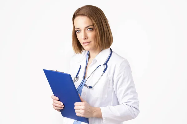 Zdjęcie Portretowe Kobiety Średnim Wieku Stetoskopem Szyi Trzymającej Ręce Notatnik — Zdjęcie stockowe
