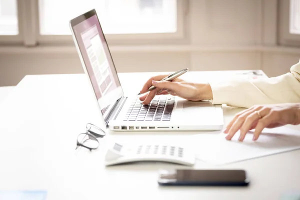 Close Mãos Mulher Negócios Enquanto Trabalhava Seu Laptop Mesa Escritório — Fotografia de Stock
