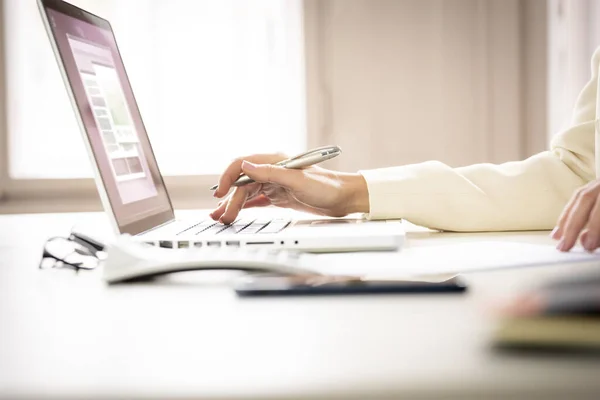 Primer Plano Mano Mujer Negocios Mientras Trabaja Computadora Portátil Escritorio —  Fotos de Stock