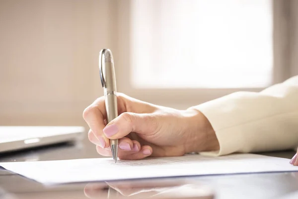 Nahaufnahme Der Hand Einer Geschäftsfrau Beim Ausfüllen Des Formulars — Stockfoto