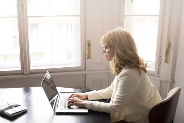 Shot Confident Mature Businesswoman Wearing Blazer While Sitting Her Laptop — Stock Photo, Image