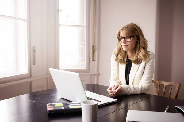 High Angle Shot Mature Woman Looking Thoughtfully While Sitting Her — Stock Photo, Image