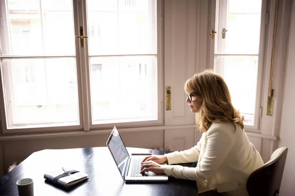 Tiro Mujer Negocios Madura Con Confianza Usando Chaqueta Mientras Está — Foto de Stock