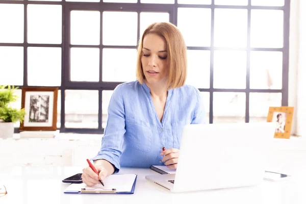 Foto Mujer Negocios Mediana Edad Sentada Detrás Computadora Portátil Haciendo — Foto de Stock