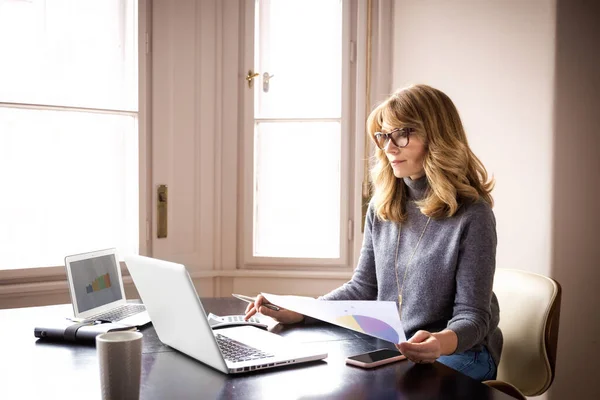 Olgun Bir Kadının Dizüstü Bilgisayarının Arkasında Oturup Evden Çalışırken Fotoğrafı — Stok fotoğraf