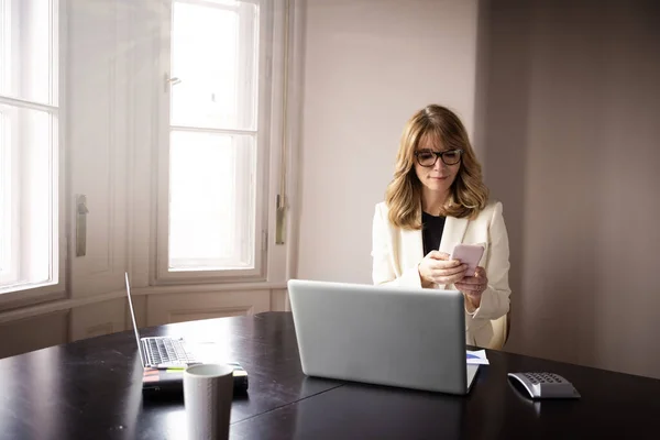 집에서 일하면서 노트북 메시지 책상에 매력적 여성의 — 스톡 사진