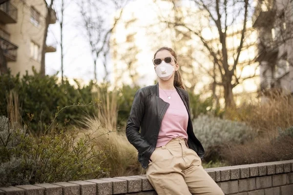 Schot Van Een Jonge Vrouw Met Een Masker Voor Bescherming — Stockfoto