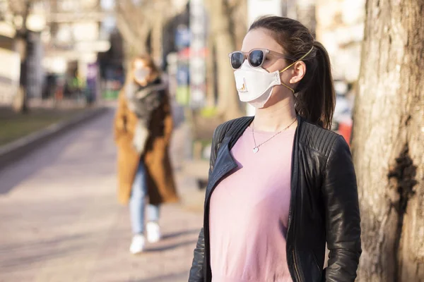 Inyección Una Mujer Joven Con Dispositivo Máscara Respiratoria Para Protección — Foto de Stock