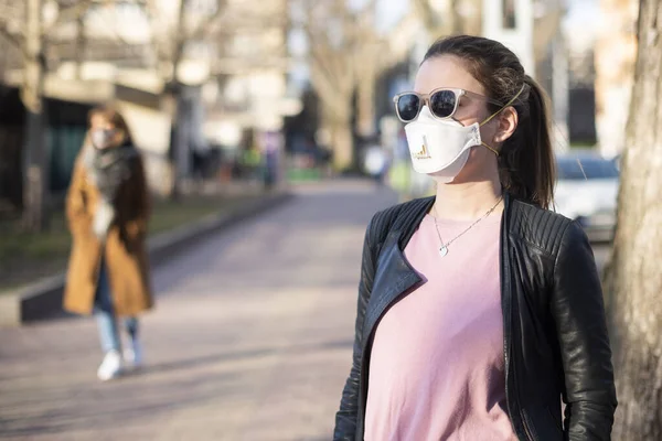 Inyección Una Mujer Joven Con Dispositivo Máscara Respiratoria Para Protección — Foto de Stock