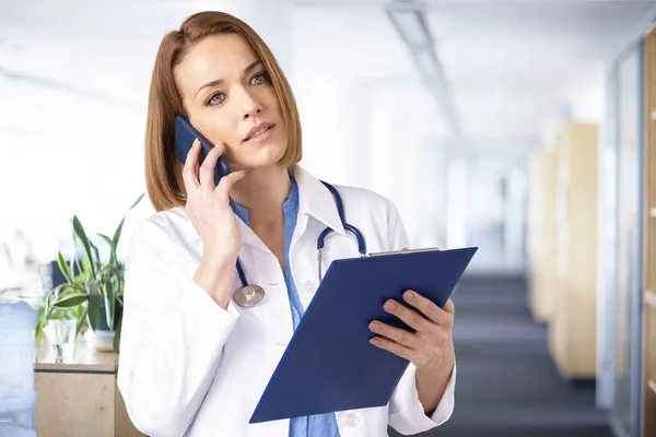 Tiro Médica Meia Idade Conversando Com Seu Paciente Telefone Celular — Fotografia de Stock