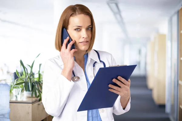 Tiro Médica Meia Idade Conversando Com Seu Paciente Telefone Celular — Fotografia de Stock