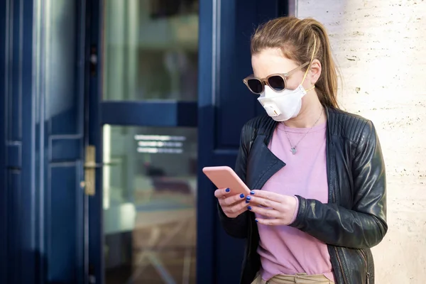 Fotografía Una Mujer Joven Que Llevaba Máscara Respiratoria Para Protección — Foto de Stock