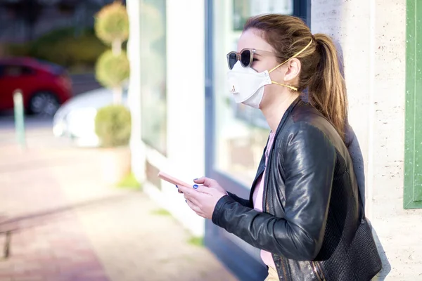 Tiro Mujer Joven Que Usa Máscara Respiratoria Para Protección Salud — Foto de Stock