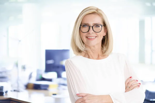 Portrait Shot Attractive Senior Businesswoman Standing Arms Crossed Office While — Stock Photo, Image