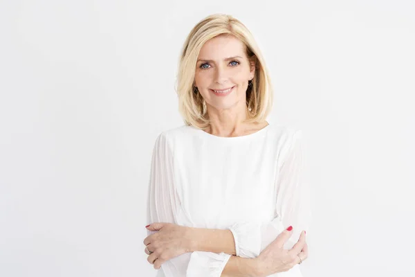 Retrato Bela Mulher Sênior Olhando Para Câmera Sorrindo Enquanto Estava — Fotografia de Stock