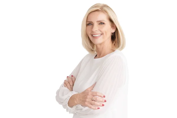 Retrato Bela Mulher Sênior Olhando Para Câmera Sorrindo Enquanto Estava — Fotografia de Stock