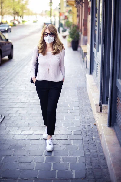 全长拍摄的中年妇女在街上行走 戴着口罩 以保护健康 同时迅速传播城市的考拉病毒疫情 — 图库照片