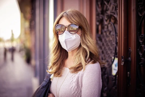 Mujer Con Mascarilla Polvo Respirador — Foto de Stock