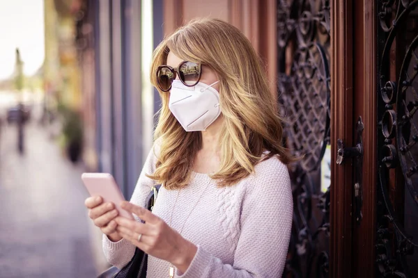 Inyección Una Mujer Mediana Edad Que Llevaba Una Máscara Respiratoria — Foto de Stock