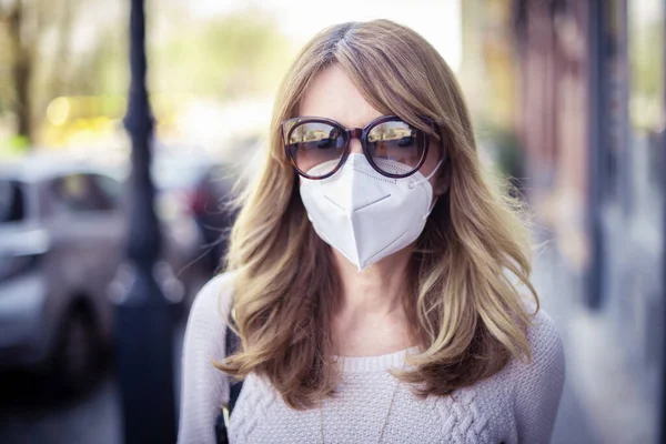中年妇女在街上行走时戴着防毒面具进行健康保护 同时迅速在城市传播高头牛病毒疫情的特写镜头 — 图库照片