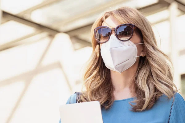 Close Shot Middle Aged Businesswoman Wearing Protective Face Mask Holding — Stock Photo, Image