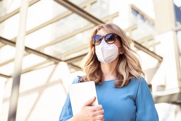 Close Shot Middle Aged Businesswoman Wearing Protective Face Mask Holding — Stock Photo, Image