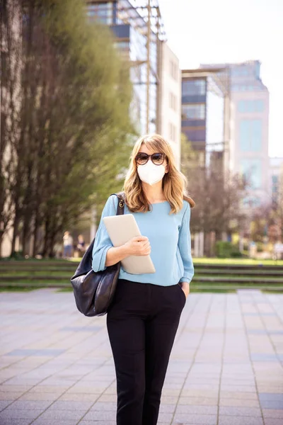 Shot Van Middelbare Leeftijd Zakenvrouw Dragen Beschermende Gezichtsmasker Houden Notebook — Stockfoto