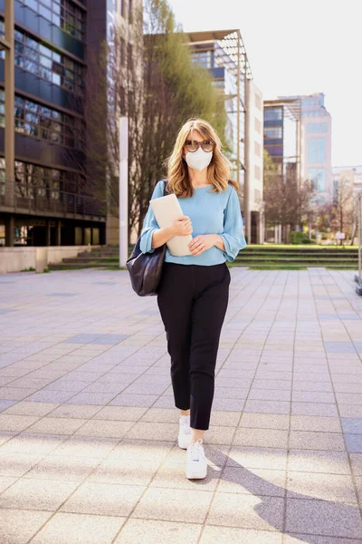 Full Length Shot Middle Aged Businesswoman Wearing Protective Face Mask — Stock Photo, Image