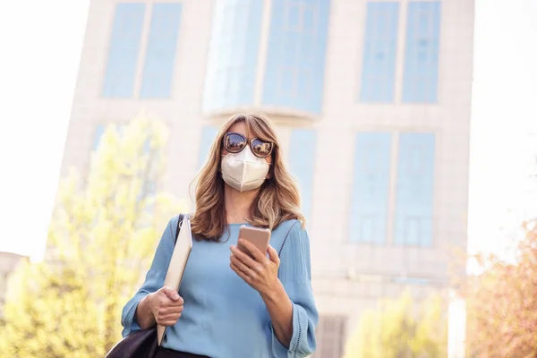 Fotografía Empresaria Confiada Que Usa Dispositivo Máscara Respiratoria Para Protección — Foto de Stock