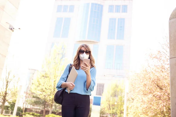 Shot Confident Businesswoman Wearing Respirator Mask Device Health Protection Text — Stock Photo, Image