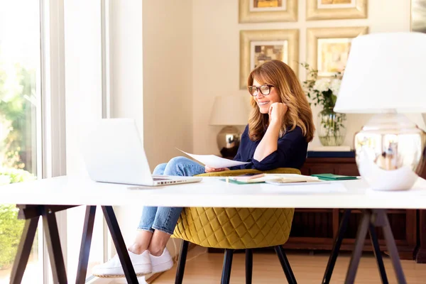 Aufnahme Einer Glücklich Lächelnden Geschäftsfrau Die Ihren Laptop Benutzt Während — Stockfoto