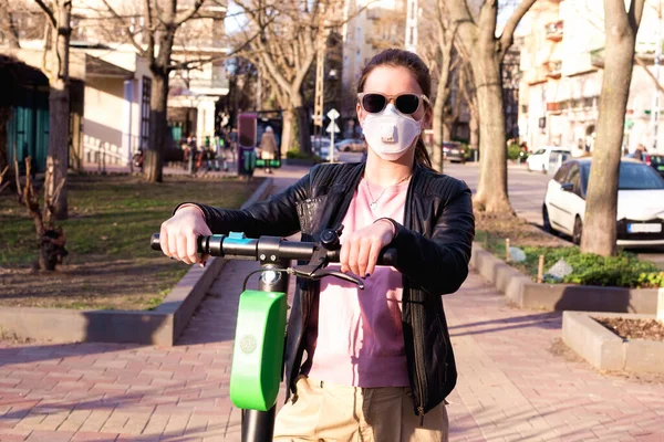 在城市里骑电动车时被戴着面具的年轻女子开枪打死 — 图库照片