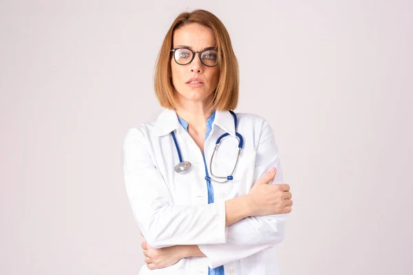 Retrato Tiro Médico Fêmea Atraente Com Braços Dobrados Olhando Para — Fotografia de Stock