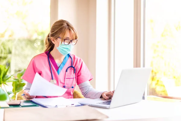 Retrato Médico Feminino Usando Máscara Facial Para Prevenção Enquanto Trabalhava — Fotografia de Stock