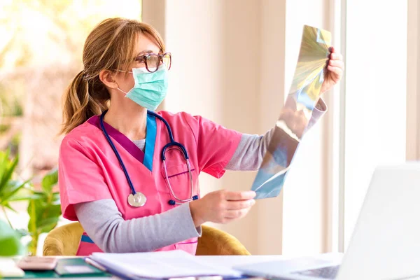 Tiro Médico Feminino Usando Máscara Facial Enquanto Trabalhava — Fotografia de Stock