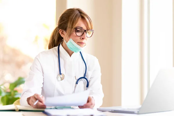 Shot Van Overwerkte Vrouwelijke Arts Dragen Gezichtsmasker Voor Preventie Tijdens — Stockfoto