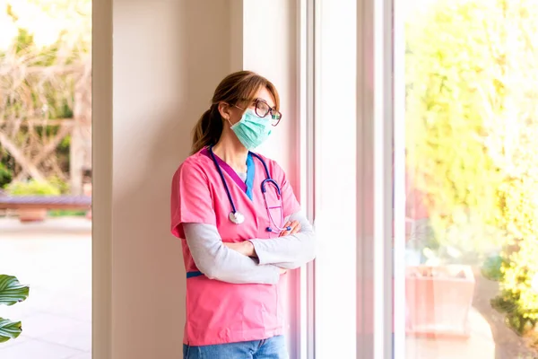 Retrato Enfermera Sobrecargada Trabajo Que Usa Mascarilla Mientras Está Pie — Foto de Stock