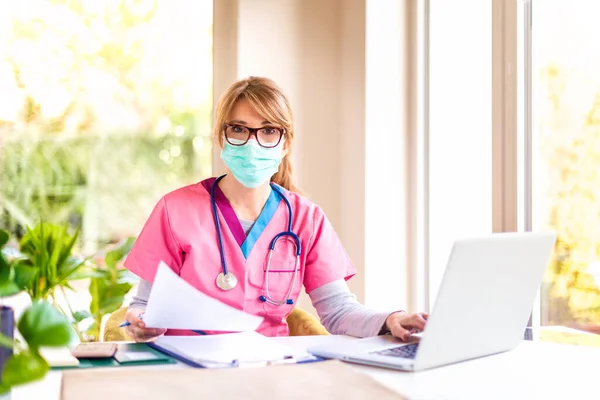 Retrato Médico Feminino Usando Máscara Facial Para Prevenção Enquanto Trabalhava — Fotografia de Stock