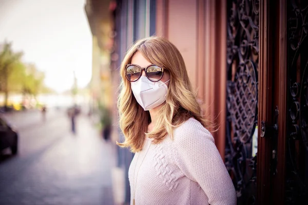 中年妇女在街上行走 戴口罩进行健康保护 同时在城市迅速传播考拉病毒疫情的特写镜头 — 图库照片