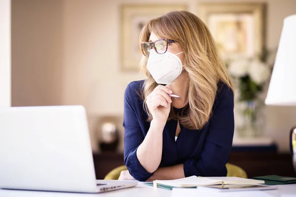 Retrato Una Mujer Pensante Usando Mascarilla Mientras Está Sentada Detrás — Foto de Stock