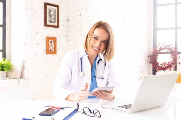 Inyección Médico Mediana Edad — Foto de Stock