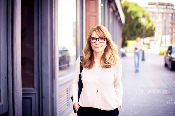 Shot Van Aantrekkelijke Vrouw Van Middelbare Leeftijd Dragen Slimme Casual — Stockfoto