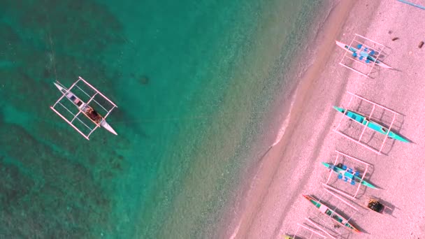 Tropical Landscape Aerial View Rybářské lodě na pláži na Filipínách Surigao — Stock video