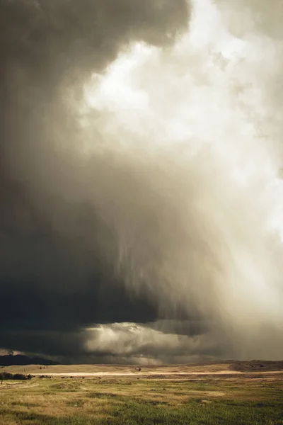 Große, dramatische Gewitterwolken bilden sich über den Ebenen des Montana. Land am großen Himmel lizenzfreie Stockbilder