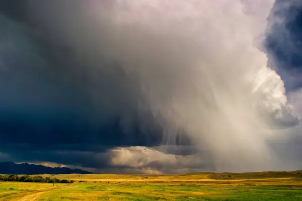 Große, dramatische Gewitterwolken bilden sich über den Ebenen des Montana. Land am großen Himmel Stockbild