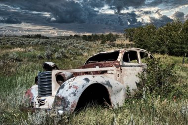Montana 'da terk edilmiş eski bir araba. Sanatsal Amerikan Manzarası