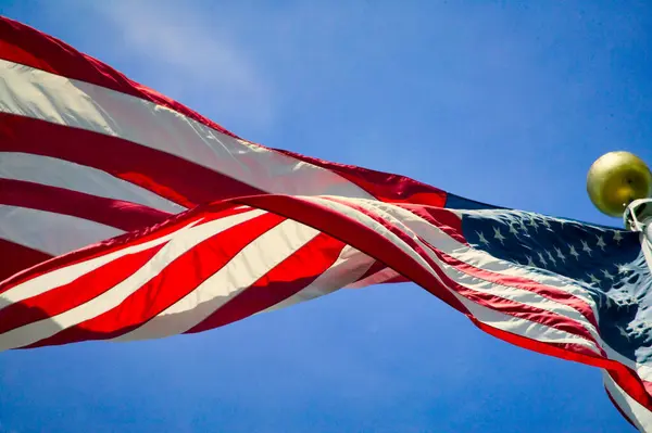 Sterne und Streifen. Amerikanische Flagge. Rot-Weiß-Blau fliegt stolz — Stockfoto