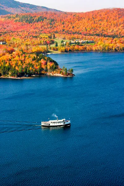 Tour Boat Fall Colors Acadia National Park, Maine New England. Американський туризм Стокова Картинка