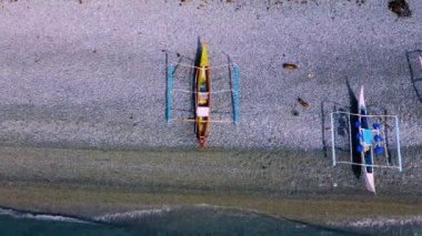 Surigao Filipinleri 'ndeki plajda tropikal hava manzaralı balıkçı tekneleri