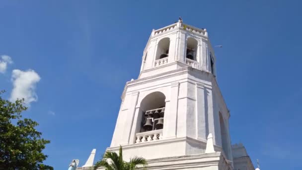 Фасад кафедрального собора Себу, Филиппины. Самый старый город в стране . — стоковое видео